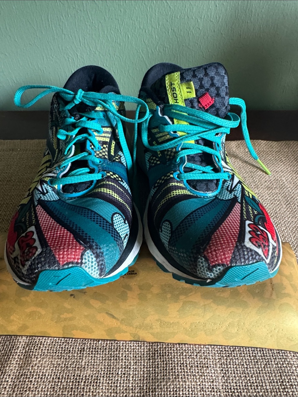 Brooks Ghost 11 Women’s Running Shoes NYC 26.2 Vibrant Comic Pop Design Size 9 - Picture 6 of 11